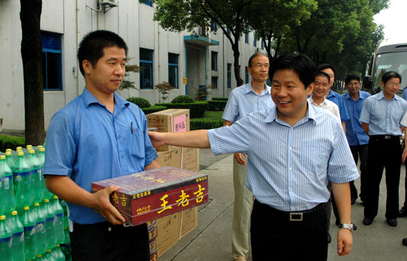 溧阳市代市长苏江华等向导慰问人生就是博一线员工
