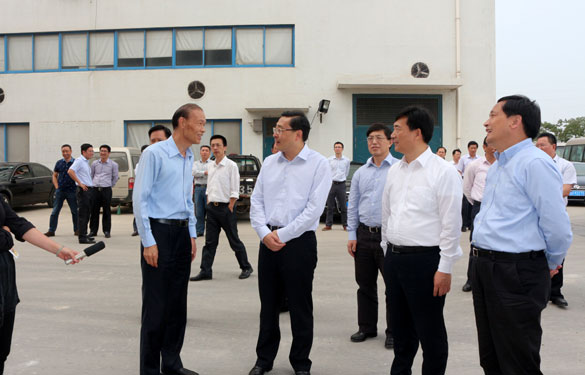 常州市市长费高云一行来人生就是博电缆督查西厂区三期工程建设
