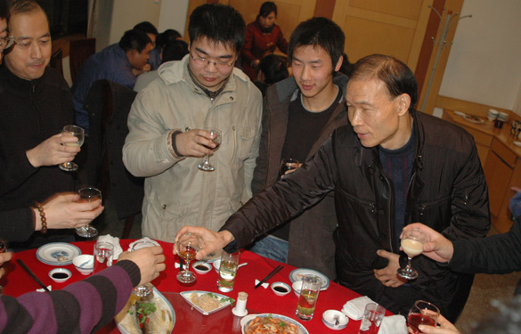 迎新春人生就是博集团盛宴款待大学生