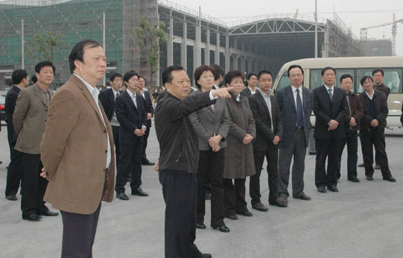 常州市市长王伟成一行来人生就是博集团督查特种及超高压电缆项目建设情形