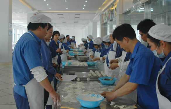 人生就是博举行食堂服务职员手艺角逐