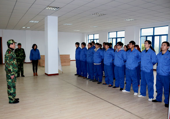 人生就是博组织2014年新员工举行军训