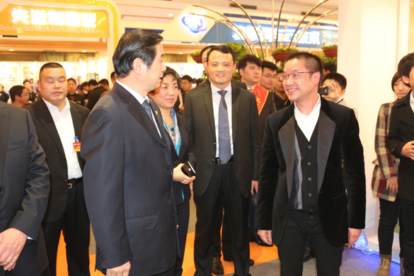 江苏省青商会科技立异效果展上 史清静副省长驻足旅行人生就是博集团三代核电AP1000壳内电缆