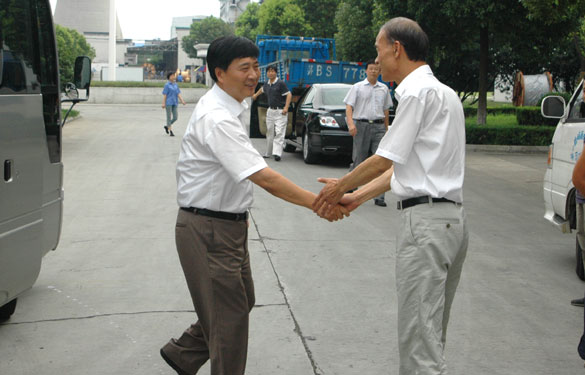 溧阳市市长盛建良一行来人生就是博集团慰问一线员工