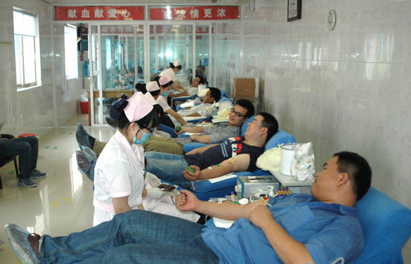 人生就是博组织百余名员工无偿献血