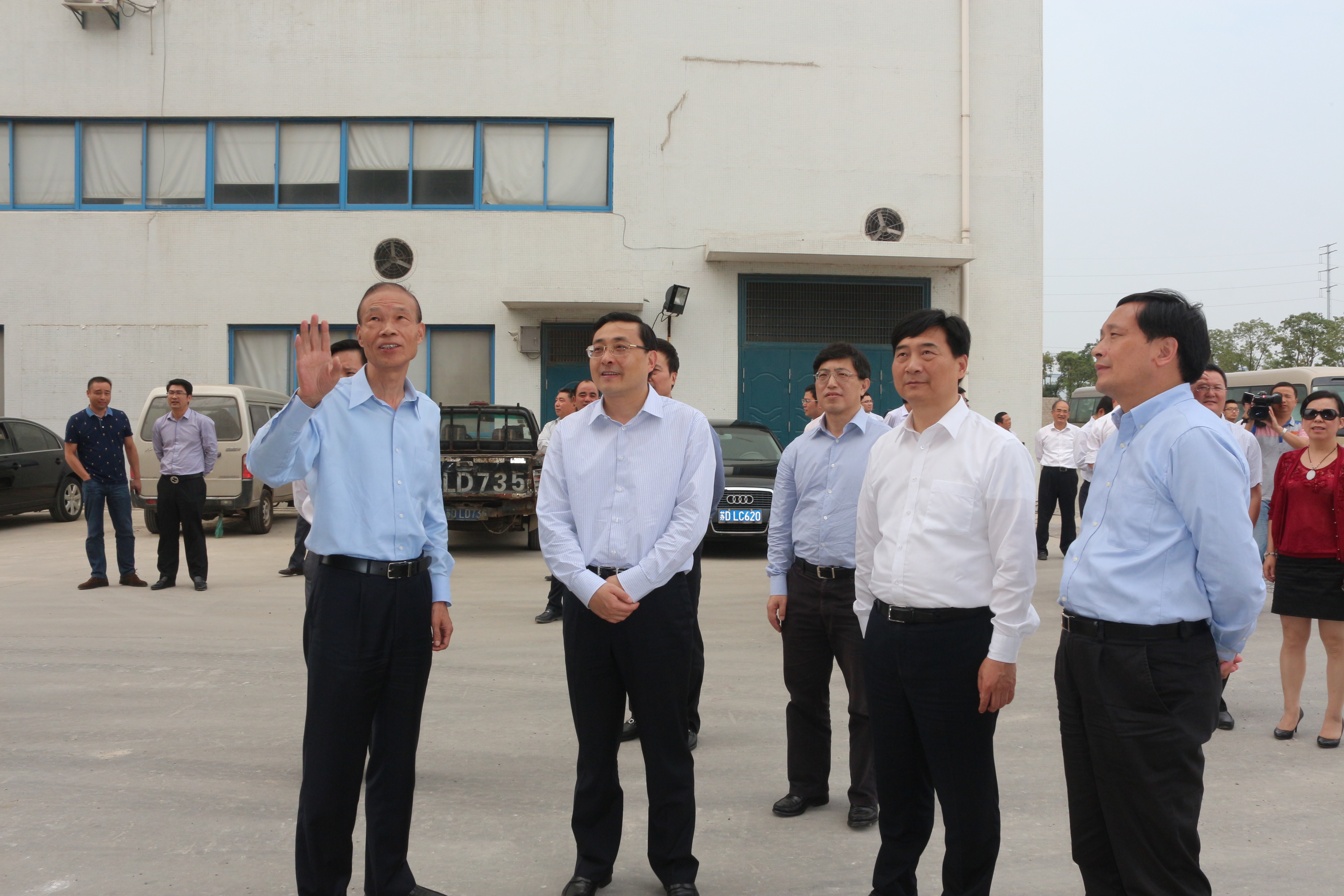 10月10日，常州市市长费高云一行来人生就是博电缆督查西厂区三期工程建设情形