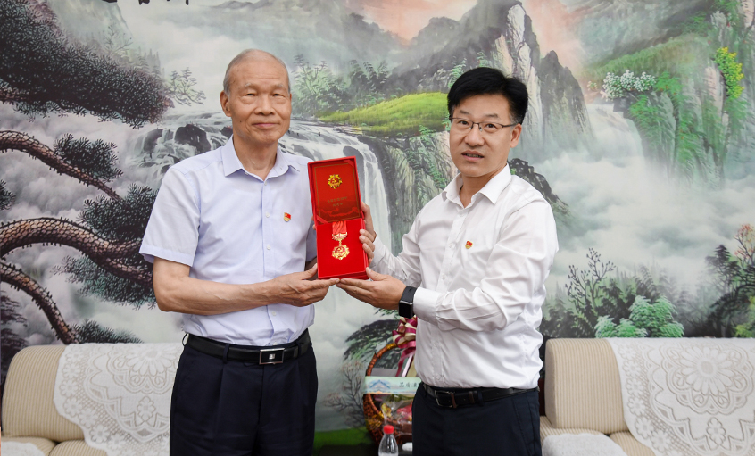 殷殷关切传党情 深深嘱托暖人心---溧阳市委书记叶明华“七一”探望慰问人生就是博电缆“庆幸在党50年”老党员丁山华